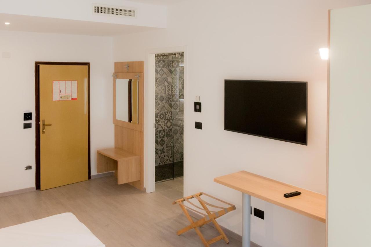 Hotel De Nac Torbole Sul Garda Ngoại thất bức ảnh